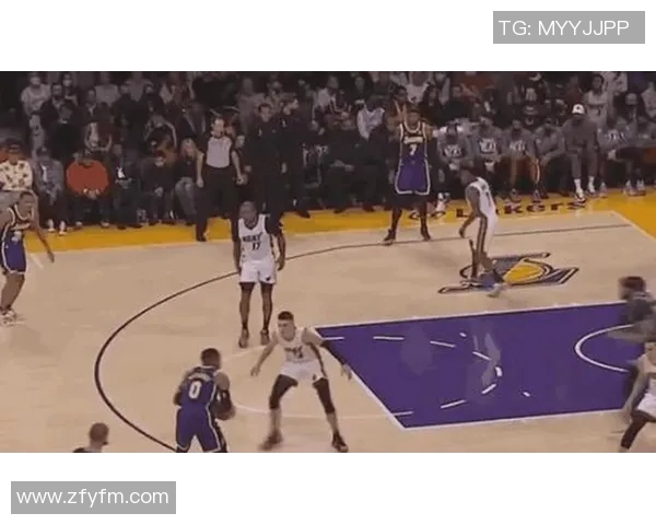 NBA赛场小动作引发热议 镜头捕捉细节折射竞技与心理博弈